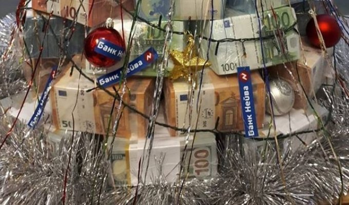 В Екатеринбурге сделали ёлку из пачек денег (2 фото)