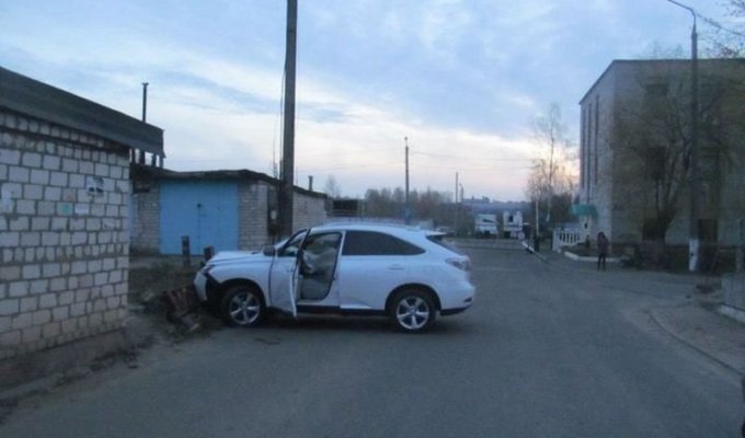 В Беларуси пьяные сотрудники автомойки разбили "Лексус" клиента (3 фото)