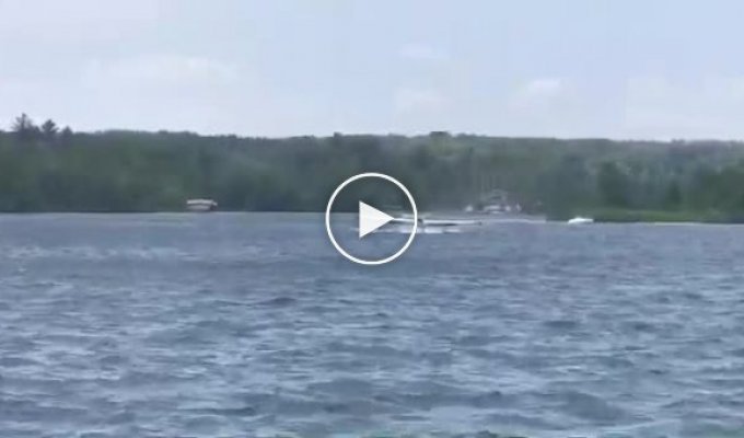 Очевидцы засняли момент крушения гидросамолета на озере Литтлфилд