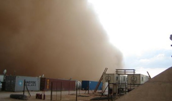 Старая, но классная песчанная буря в Ираке (14 фотографий)