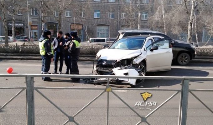 В Новосибирске Лексус уничтожил несколько метров дорожного ограждения (2 фото + 1 видео)