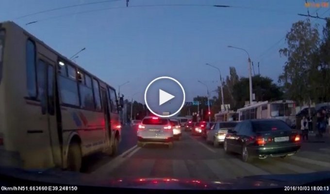 Чтобы сесть в автобус в России, ты должен уметь добежать до встречной полосы с препятствиями