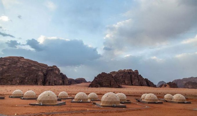 В пустыне возводят городок с шатрами-капсулами, столовой и Wi-Fi (5 фото)