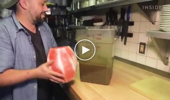 В нью-йоркском ресторане посетителям начали подавать копченый арбуз