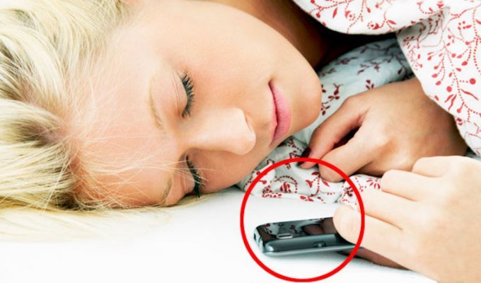 Если вы оставляете на ночь мобильный телефон возле кровати — обязательно прочтите эту статью! (4 фото)