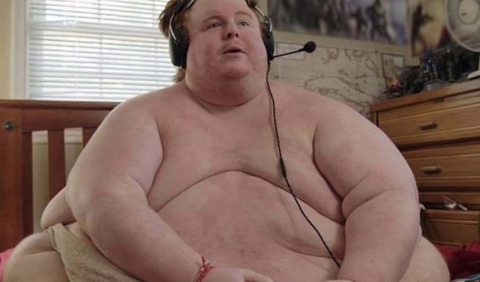 Парень, страдающий от ожирения, целыми днями ест и играет в видеоигры (8 фото + 1 видео)