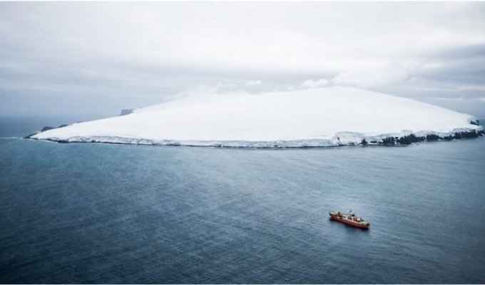 Самый одинокий необитаемый остров в мире и его загадки (6 фото)