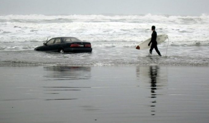 Тетенька на Lexus заехала в океан (18 фото + видео)