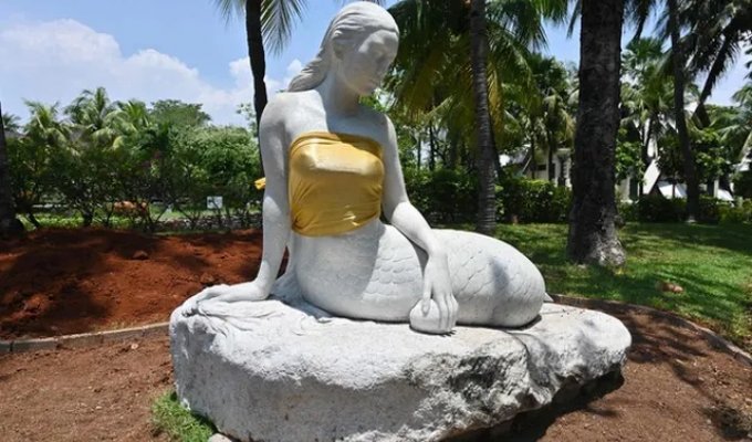 В индонезийском парке скульптурам прикрыли грудь (3 фото)