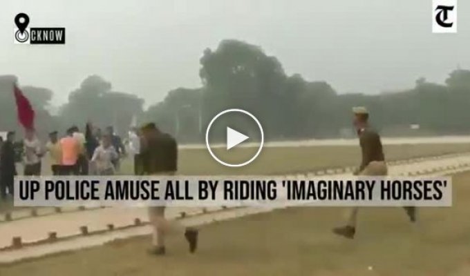 Индийская конная полиция тренируется разгонять митинги