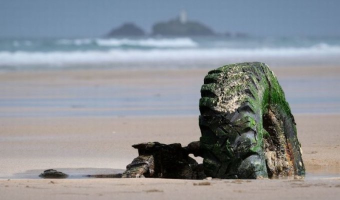 Land Rover «выглянул» из песка через 31 год после того, как застрял на пляже в Великобритании (15 фото)