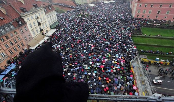 В Польше проходят массовые протесты против полного запрета абортов (7 фото)