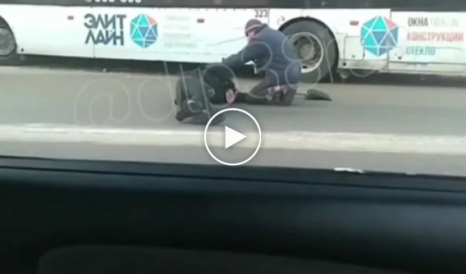 18-летний парень попал под троллейбус в Иркутске
