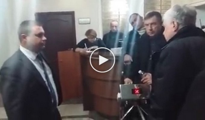 Заместителя прокурора Винницкой области забросали яйцами