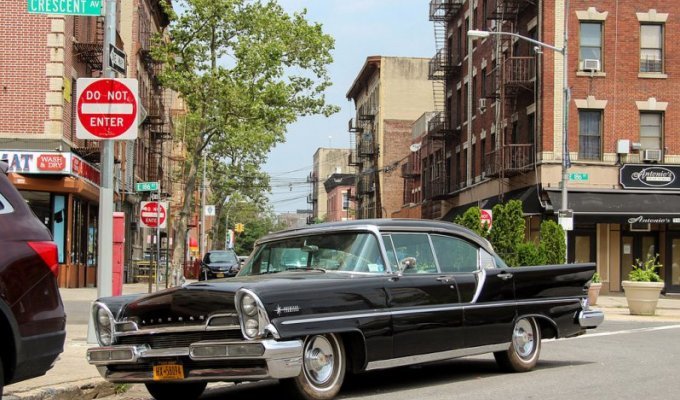Старые автомобили на улицах Нью-Йорка (65 фото)