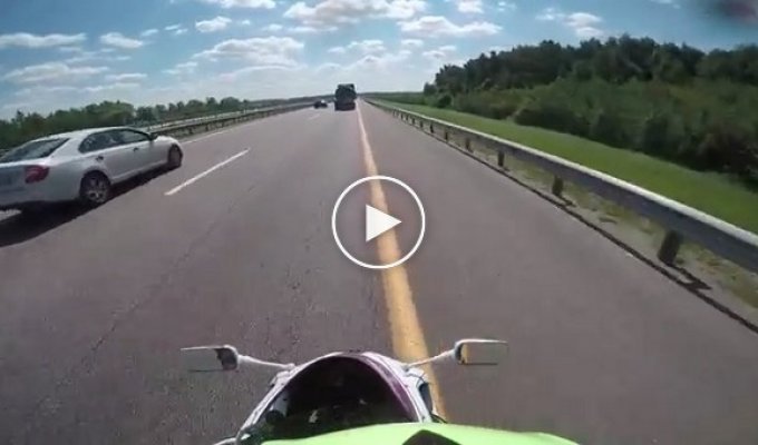 Таких на дороге не заметить. Мотоциклист гоняет по трассе со скоростью 300 км в час. Без ДТП