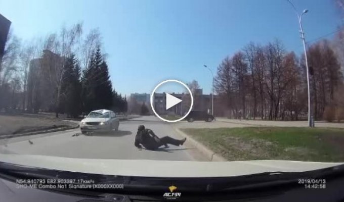 Водитель сбил мужчину на самокате в Новосибирске