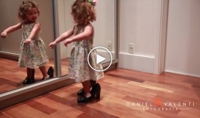 Маленькая девочка танцует фламенко