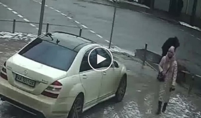 В Печерском районе Киева водитель Mercedes расшатал и вытащил антипарковочный столбик