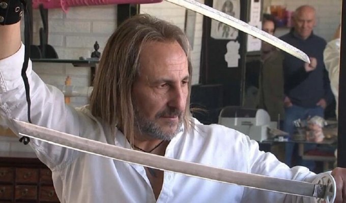 Испанский парикмахер-ниндзя стрижет клиентов огнем и мечом (2 фото + 1 видео)