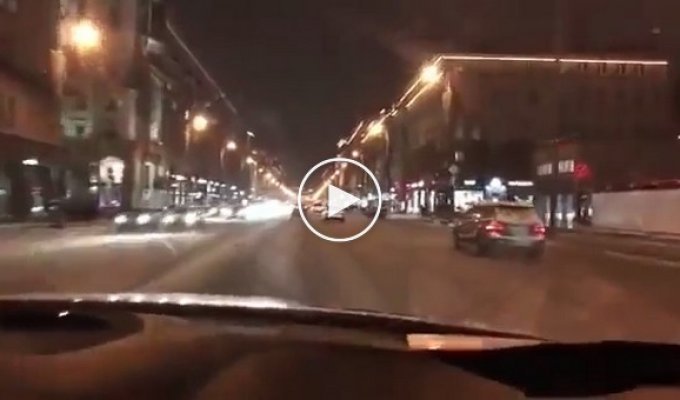 Компания людей с игрушечными пистолетами на высокой скорости ездит по Тверской улице в центре Москвы и обстреливает другие машины