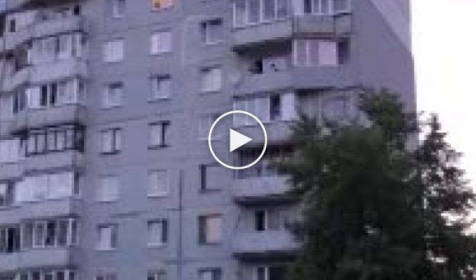 Житель Калининграда радует соседей музыкальными композициями