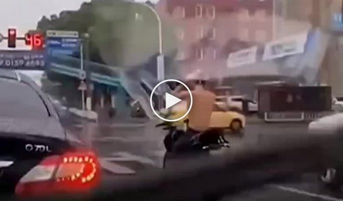 Мотоциклист моет голову посреди дороги, чтобы сэкономить немного времени