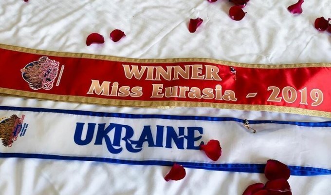 Злоумышленники украли корону у Miss Eurasia-2019 из Украины (1 фото)