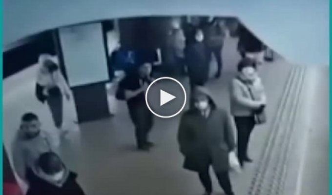 В метро Брюсселя мужчина специально столкнул пассажирку под поезд