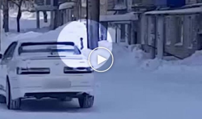 Водитель скорой в Амурске спас ребёнка, который бегал голым по снегу в -30