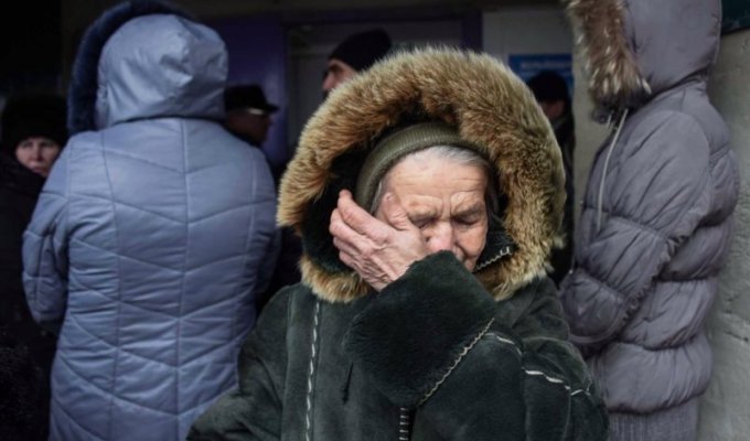 «Мы не справляемся с этой жизнью»: красноярские пенсионеры стоят в очереди за просрочкой (3 фото + 5 видео)
