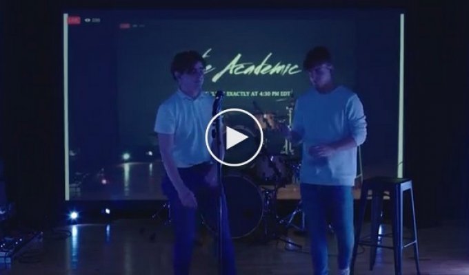 Музыкальная группа создала креативный клип, используя задержку во времени между записью видео и его появлением на Facebook