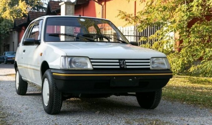 «Капсула времени» из Италии: За 31 год Peugeot 205 проехал 65 километров (27 фото + 1 видео)