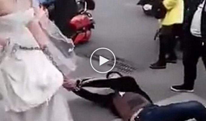 Разгневанной невесте пришлось тащить жениха на свадьбу в цепях