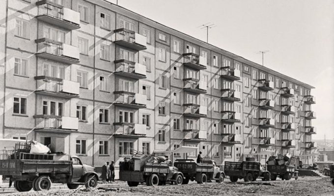 Автомобили и пятиэтажки (16 фото)