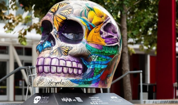 На улицах Хьюстона появились гигантские расписные черепа (16 фото)
