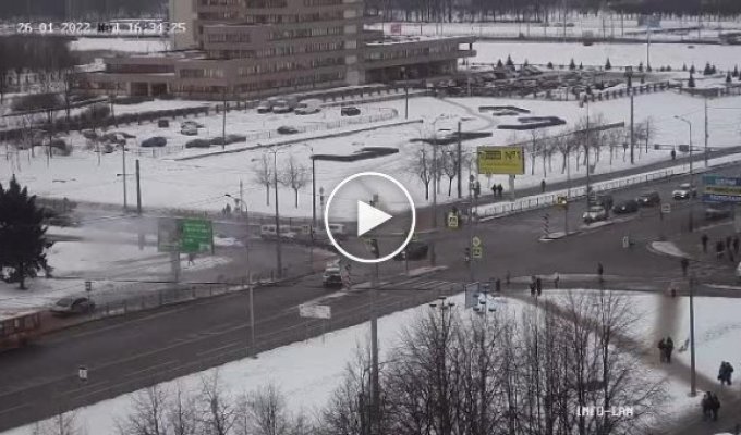 В Петербурге в результате ДТП машина вылетела на тротуар и покалечила девочку