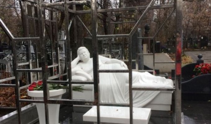 В Москве на Ваганьковском кладбище появился необычный памятник (3 фото)