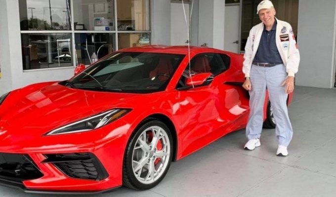 Ветеран отпраздновал свой 90-й день рождения, купив себе новый Chevrolet Corvette (6 фото)