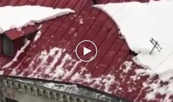 Падение рабочего с крыши дома в Москве