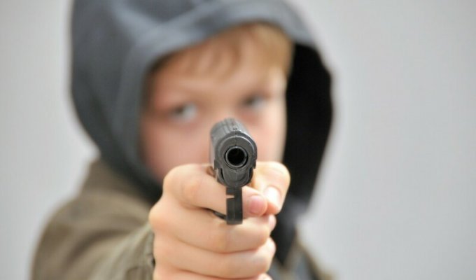 В Сургуте подросток угрожал родителям пистолетом за то, что те отправили его в школу (1 фото)