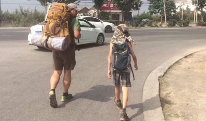 Отец с сыном отправился в пешее 600-километровое путешествие (5 фото)