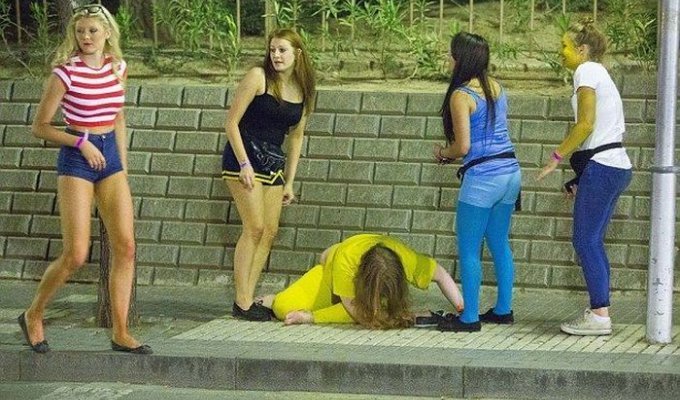 Британки спасают пьяную подругу от студентов-развратников (5 фото)