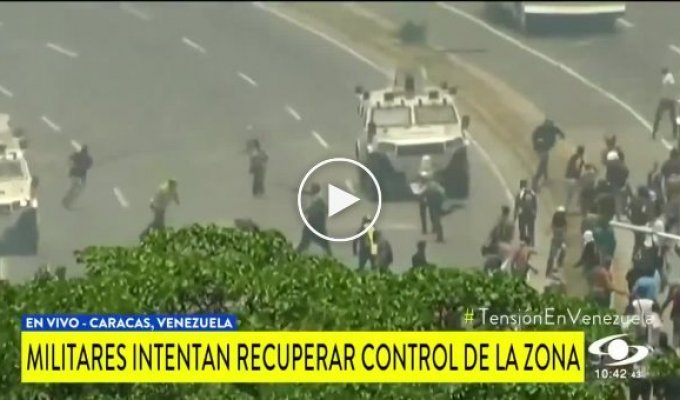 В Венесуэле военные на бронемобиле наехали на толпу протестующих