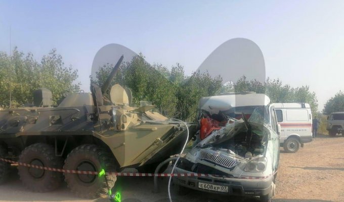 В Ставропольском крае бронетранспортёр протаранил маршрутку: есть жертвы (2 фото)