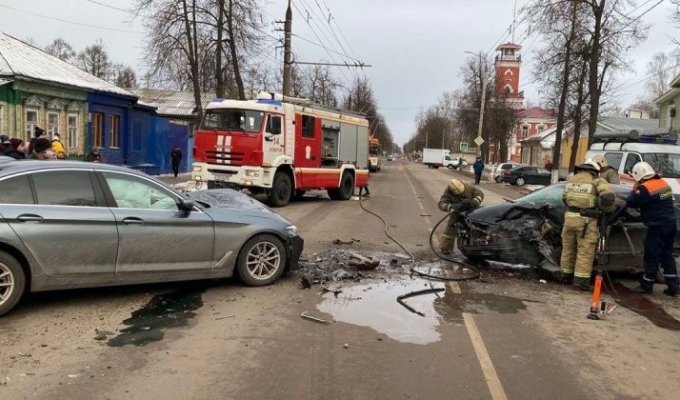 Лихой водитель устроил серьезное ДТП в Коврове (4 фото + 1 видео)