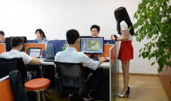 Для мотивации китайских программистов нанимают девушек-чирлидеров (5 фото)