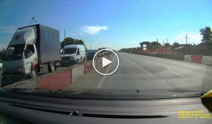 Полицейский внедорожник столкнулся с мотоциклом в Балашихе