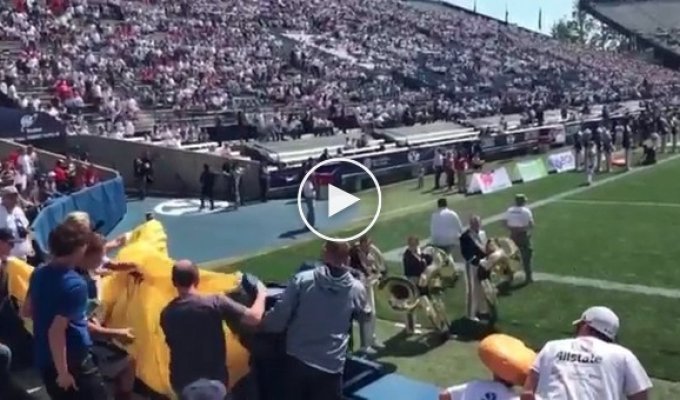 Парашютист из военно-морских сил США врезался в трибуну стадиона на глазах у тысяч зрителей