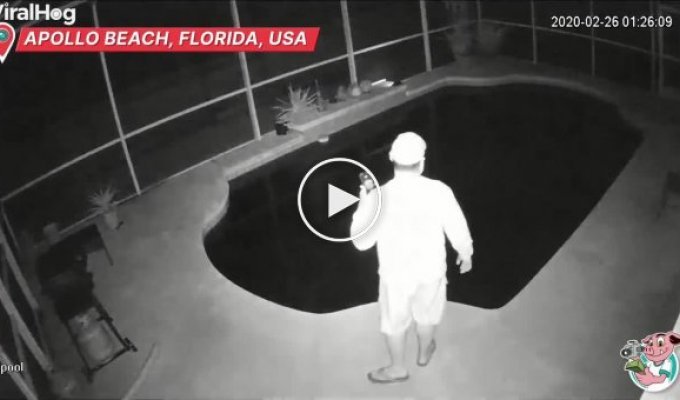Неуклюжий мужчина упал в бассейн